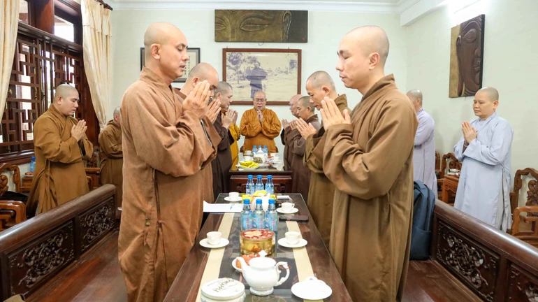 Niệm Phật cầu gia hộ - Ảnh: Nguyên Tài/BGN