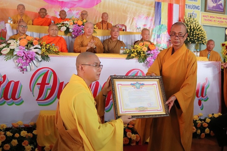 Hòa thượng Thích Huệ Pháp trao quyết định bổ nhiệm trụ trì chùa Như Thành đến Đại đức Thích Hạnh Hoằng