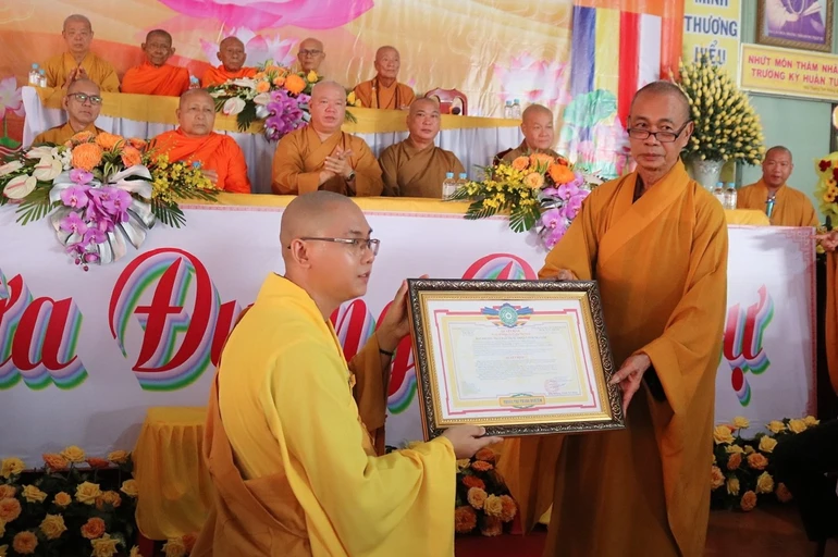 Hòa thượng Thích Huệ Pháp trao quyết định bổ nhiệm trụ trì chùa Như Thành đến Đại đức Thích Hạnh Hoằng