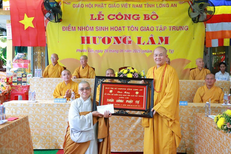 Ban Trị sự GHPGVN tỉnh Long An tặng khánh vàng chúc mừng Sư cô Thích nữ Quảng Tuệ