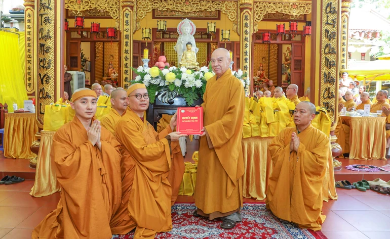Hòa thượng Thích Nhựt Hỷ trao quyết định bổ nhiệm trụ trì chùa Khuông Việt đến Đại đức Thích Minh Đạo - Ảnh: Nguyên Tài/BGN