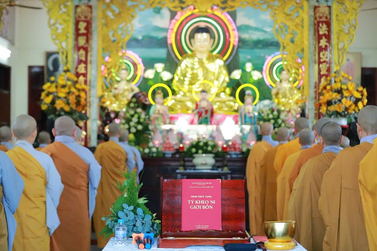 Theo luật Đức Phật chế định, vào các ngày trưởng tịnh, chư Tăng Ni thực hiện nghi thức Bố-tát tụng giới