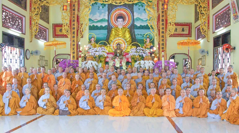 Phân ban Ni giới T.Ư lưu niệm cùng chư Ni hành giả an cư trường hạ tổ đình Bình Quang (P.Bình Thuận, tỉnh Lâm Đồng)