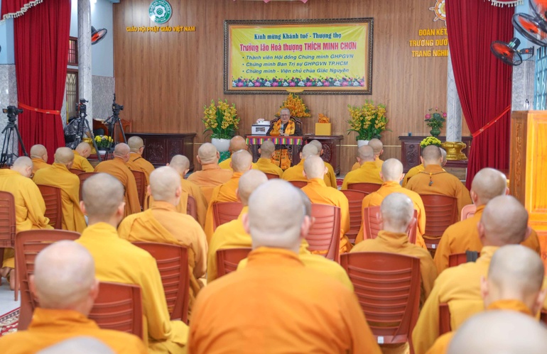 Trưởng lão Hòa thượng Thích Minh Chơn sách tấn chư hành giả an cư chùa Giác Nguyên (xã Xuân Thới Sơn, TP.HCM) - Ảnh: Nguyên Tài/BGN