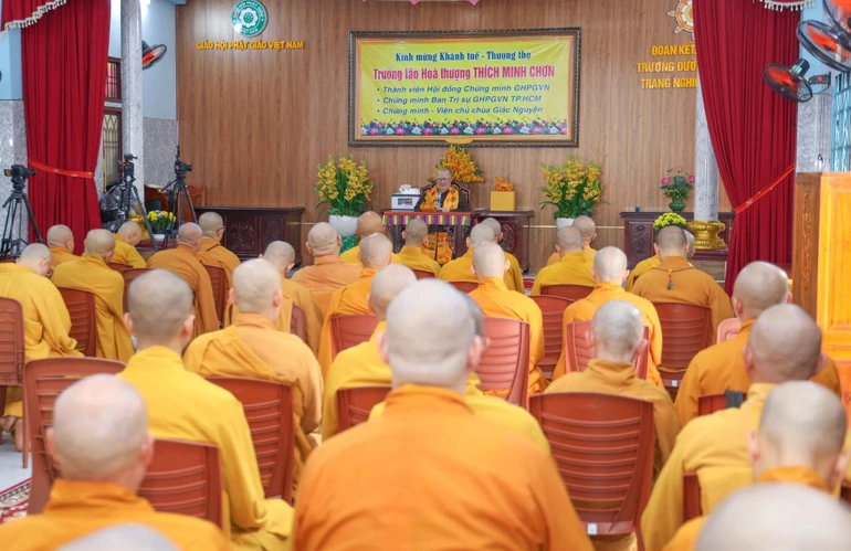 Trưởng lão Hòa thượng Thích Minh Chơn sách tấn chư hành giả an cư chùa Giác Nguyên (xã Xuân Thới Sơn, TP.HCM) - Ảnh: Nguyên Tài/BGN