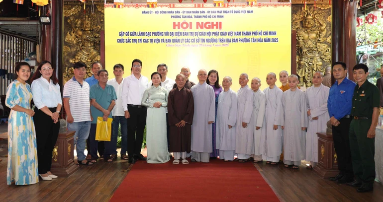 Lãnh đạo chính quyền P.Tân Hòa chụp hình lưu niệm cùng các cơ sở tôn giáo trên địa bàn - Ảnh: Nguyên Tài/BGN