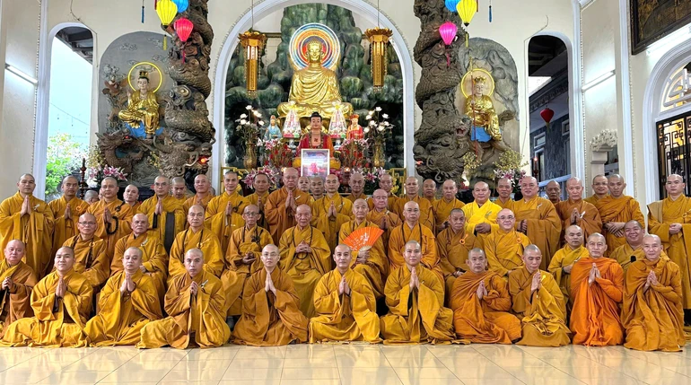 Chư Tăng chụp hình lưu niệm sau lễ Bố-tát tại tổ đình Quán Thế Âm (P.Đức Nhuận, TP.HCM)