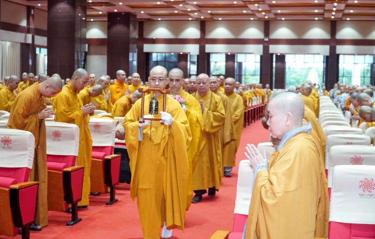 Gần 700 Tăng Ni hành giả an cư hạ trường Học viện Phật giáo VN tại TP.HCM cung đón phái đoàn Ban Thường trực Ban Trị sự GHPGVN TP.HCM đến thăm - Ảnh: Quảng Hậu/BGN