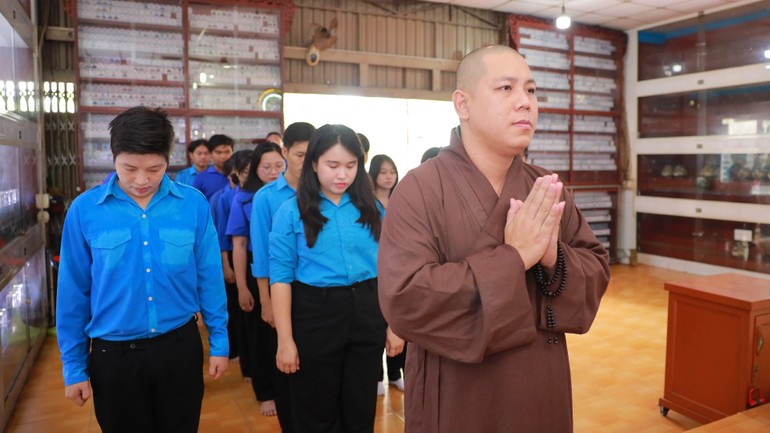 Phút mặc niệm tưởng nhớ các anh hùng, liệt sĩ đã hy sinh đang được phụng thờ tại chùa Diệu Pháp (P.Bình Lợi Trung, TP.HCM)