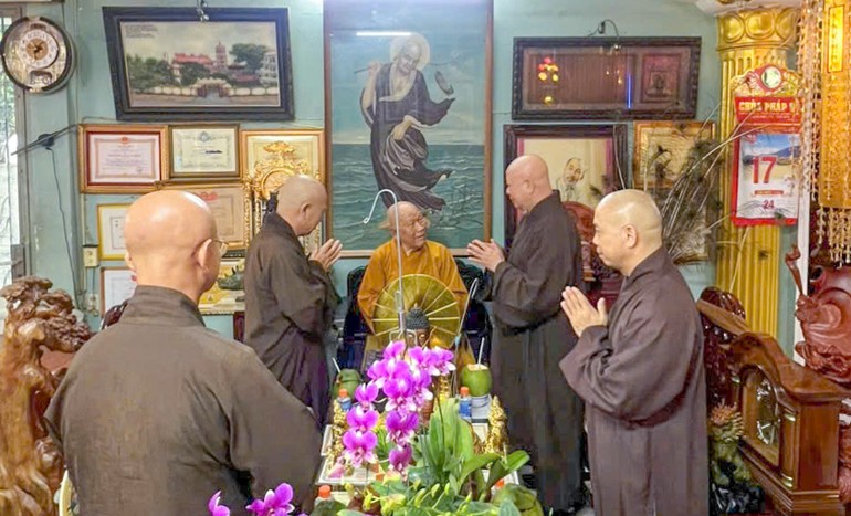 Hòa thượng Thích Lệ Trang cùng chư tôn đức vấn an Trưởng lão Hòa thượng Thích Như Niệm, Phó Thư ký Hội đồng Chứng minh, Chứng minh Ban Trị sự GHPGVN TP.HCM