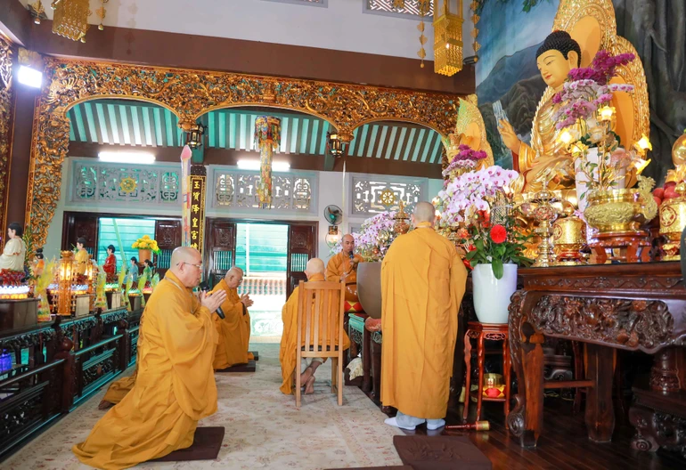 Chư Tăng trường hạ chùa Báo Ân (P.Tân Sơn Nhất, TP.HCM) thực hiện khóa lễ Bố-tát - Ảnh: Nguyên Tài/BGN