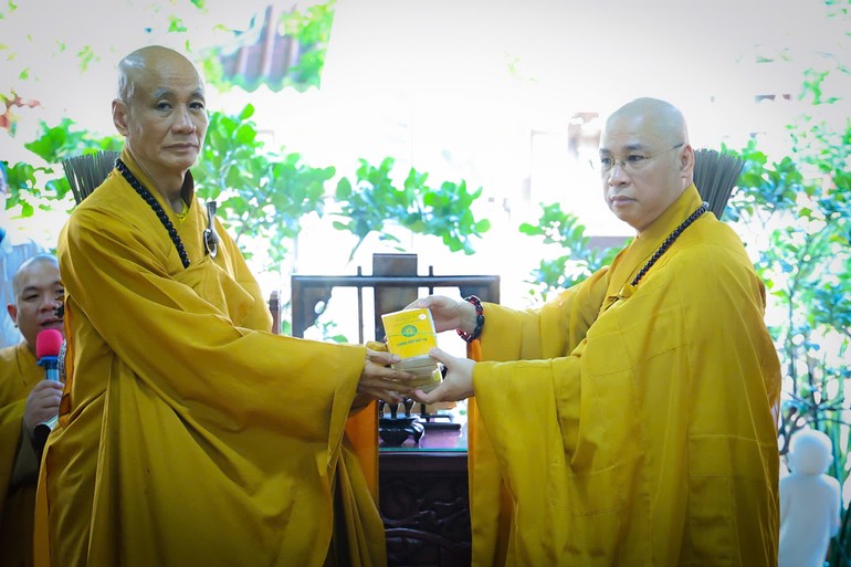 Thượng tọa Thích Minh Nhựt trao sổ hạ đến Ban Chức sự các trường hạ tại phường Phú Nhuận, Đức Nhuận và Cầu Kiệu (TP.HCM)