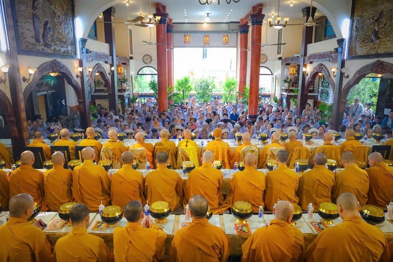 Đông đảo Phật tử tham dự Lễ dâng pháp y cúng dường tại tổ đình Phổ Quang (P.Cầu Kiệu, TP.HCM)