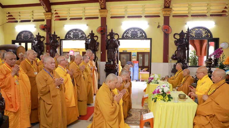 Chư Tăng tác pháp Tự tứ sau ba tháng hạ an cư tại chùa Bửu Liên (P.Thạnh Mỹ Tây)