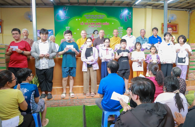 Tịnh xá Ngọc Chánh tặng quà đến các em học sinh, sinh viên, người dân có hoàn cảnh khó khăn, trên địa bàn TP.HCM nhân dịp Vu lan