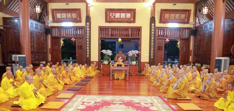 Chư Tăng Ni trang nghiêm thính giới chung tại chùa Hải Quang - Ảnh: Nguyên Tài/BGN