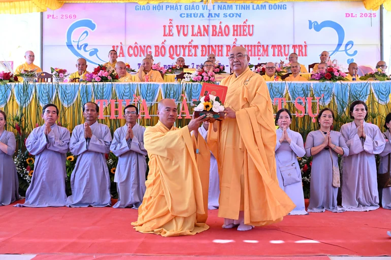Hòa thượng Thích Minh Nhật trao quyết định bổ nhiệm trụ trì chùa An Sơn đến Đại đức Thích Đức Nguyện