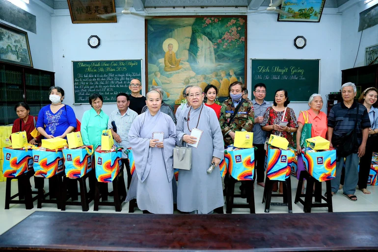 Tặng quà đến người khiếm thị tại TP.HCM