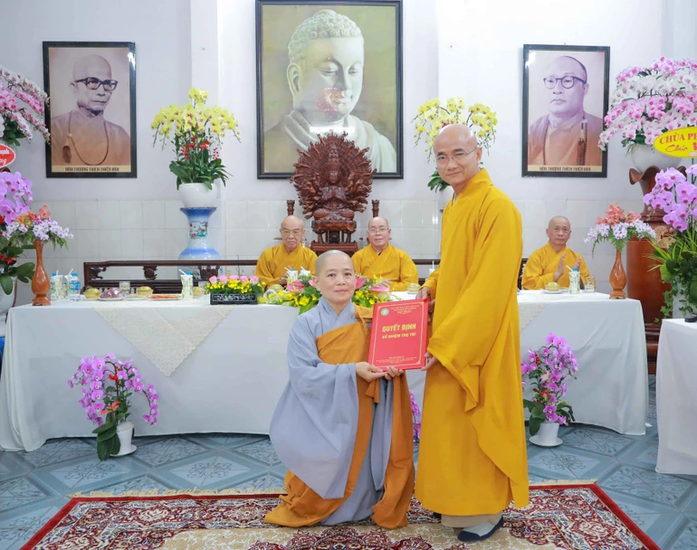 Thượng tọa Thích Thiện Quý trao quyết định bổ nhiệm trụ trì chùa Vạn Hạnh đến Sư cô Thích nữ Hoàn Tráng - Ảnh: Nguyên Tài/BGN