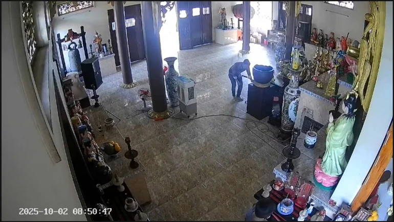 Đối tượng đang thực hiện hành vi trộm tiền công đức tại chùa Long Thọ (xã Bình Chánh, TP.HCM) - Ảnh chụp từ camera