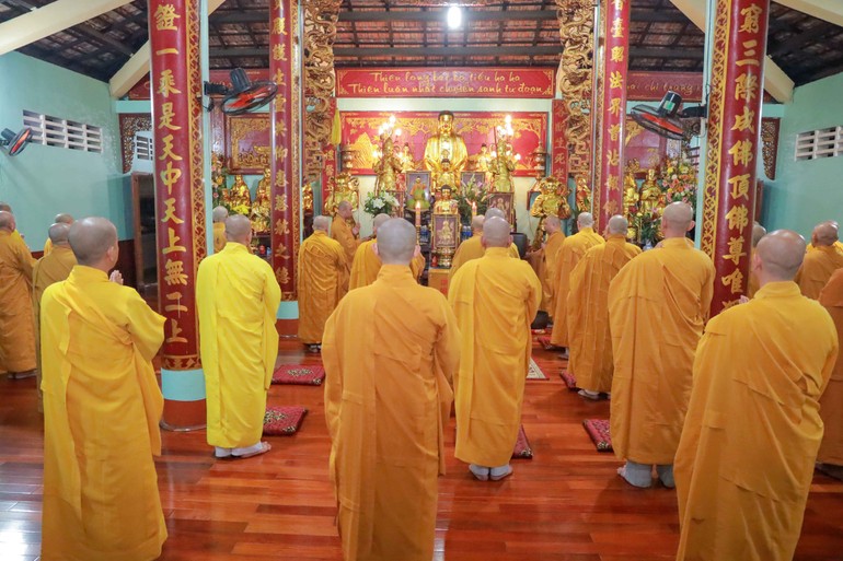 Chư Tăng đảnh lễ Tam bảo tại chánh điện chùa Đức Lâm - Ảnh: Nguyên Tài/BGN