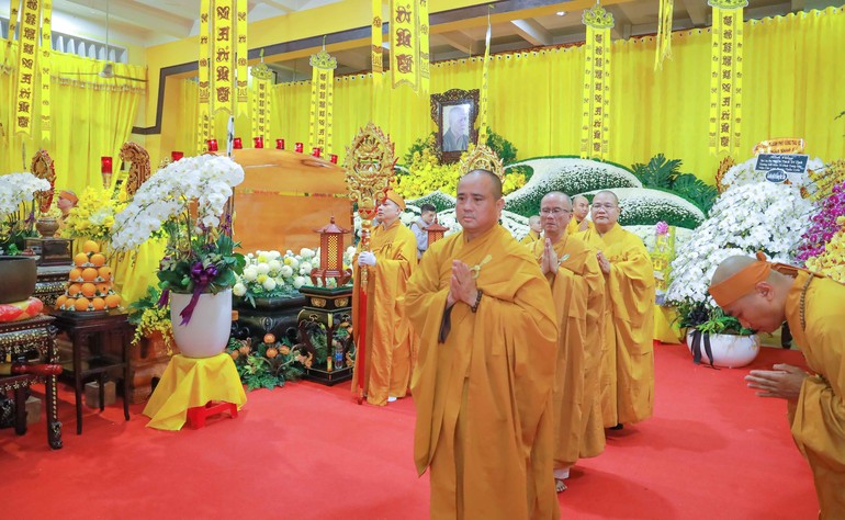 Chư tôn đức hữu nhiễu kim quan tưởng niệm Trưởng lão Hòa thượng Thích Trí Tịnh - Phó Pháp chủ GHPGVN tân viên tịch - Ảnh: Nguyên Tài/BGN