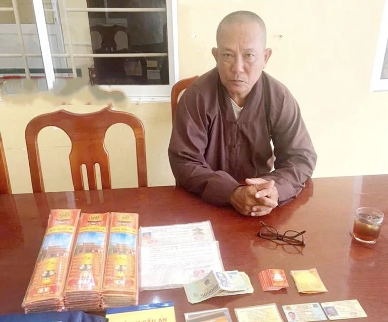 Đối tượng giả danh tu sĩ chùa Phước An (xã Gia thuận, tỉnh Đồng Tháp) đi bán nhang, kêu gọi từ thiện trong buổi làm việc tại cơ quan công an - Ảnh: CAND