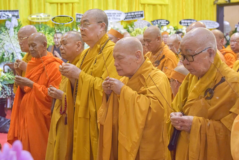 Chư tôn giáo phẩm Hội đồng Chứng minh, Hội đồng Trị sự GHPGVN dâng hương tưởng niệm Trưởng lão Hòa thượng Thích Trí Tịnh, Phó Pháp chủ Hội đồng Chứng minh tân viên tịch - Ảnh: Quảng Đạo/BGN
