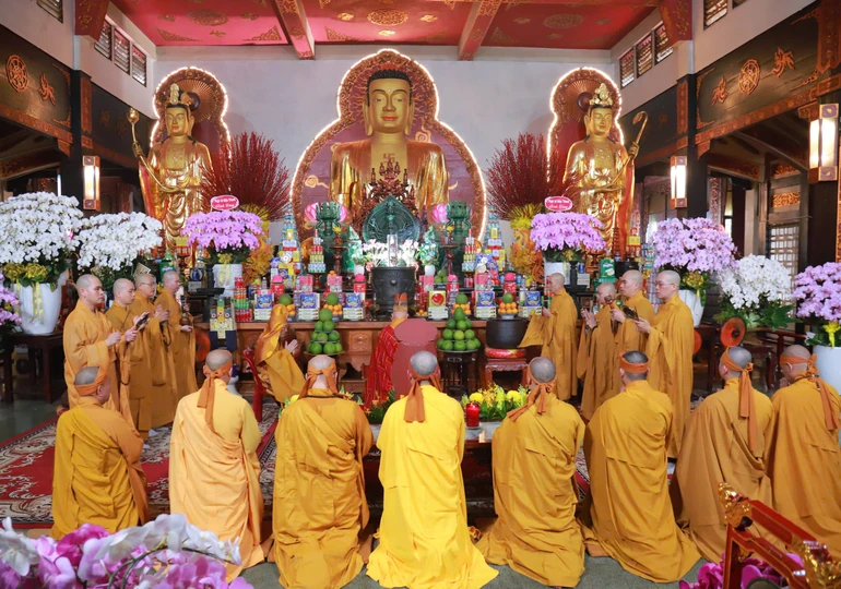 Cung thỉnh Giác linh Trưởng lão Hòa thượng Thích Trí Tịnh lễ Phật tại chánh điện chùa Vĩnh Nghiêm (P.Xuân Hòa, TP.HCM) - Ảnh: Trí Toàn