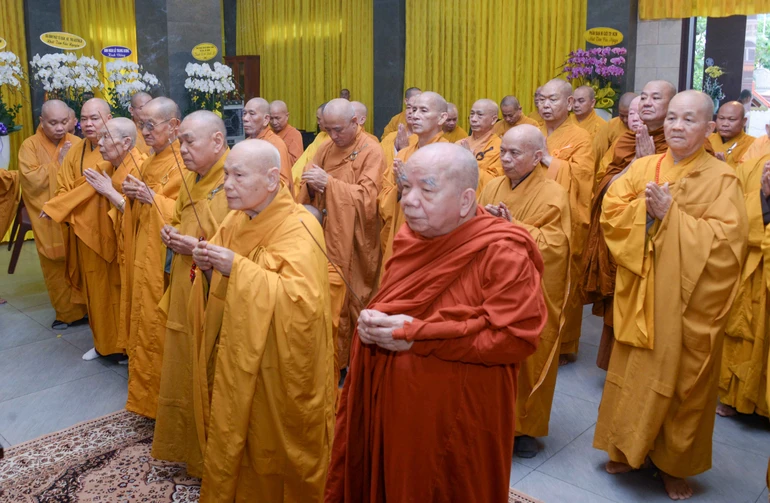 Chư tôn giáo phẩm Hội đồng Chứng minh, Hội đồng Trị sự GHPGVN dâng hương tưởng niệm Trưởng lão Hòa thượng Thích Thiện Tánh - Phó Chủ tịch Hội đồng Trị sự tân viên tịch - Ảnh: Bảo Toàn/BGN