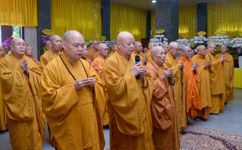 Phái đoàn chư tôn đức Ban Trị sự GHPGVN TP.HCM, các Ban chuyên môn, đại diện các phường/xã tưởng niệm Trưởng lão Hòa thượng Thích Thiện Tánh tân viên tịch - Ảnh: Bảo Toàn/BGN