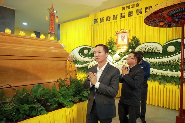 Trưởng ban Tôn giáo Chính phủ Vũ Hoài Bắc cùng phái đoàn nhiễu kim quan tưởng niệm Trưởng lão Hòa thượng Thích Thiện Tánh - Ảnh: Tâm Quý