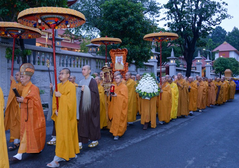 Phụng tống kim quan Trưởng lão Hòa thượng Thích Thiện Tánh từ chùa Phổ Quang về chùa Long Phú (Vĩnh Long) nhập tháp - Ảnh: Bảo Toàn/BGN