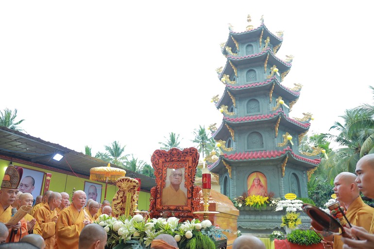 Chư tôn đức cử hành lễ cung thỉnh kim quan Trưởng lão Hòa thượng Thích Thiện Tánh nhập bảo tháp tại chùa Long Phú - Ảnh: Tâm Quý