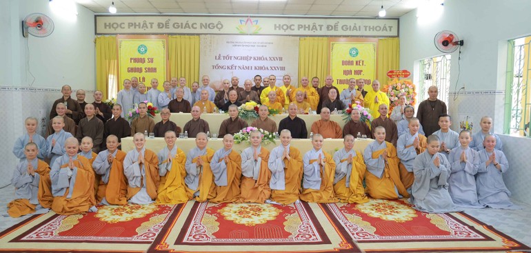 Tăng Ni sinh Lớp Sơ cấp Phật học Tân Bình lưu niệm cùng chư tôn đức - Ảnh: Nguyên Tài/BGN