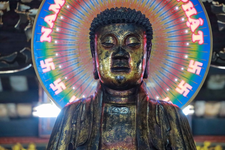 Tượng Đức Phật Di Đà tôn trí tại tổ đình Giác Lâm được tạo tác vào giữa thế kỷ XVIII - Ảnh: Nguyên Tài/BGN