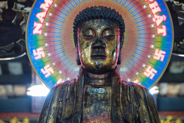 Tượng Đức Phật Di Đà tôn trí tại tổ đình Giác Lâm được tạo tác vào giữa thế kỷ XVIII - Ảnh: Nguyên Tài/BGN