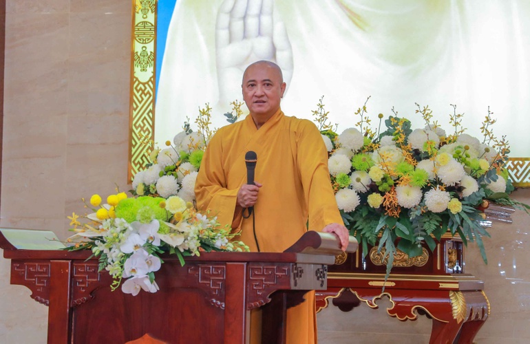 Hòa thượng Thích Huệ Thông, Phó Chủ tịch Hội đồng Trị sự, Trưởng ban Pháp chế T.Ư, Cố vấn Ban Trị sự GHPGVN TP.HCM chia sẻ đến Tăng Ni - Ảnh: Nguyên Tài/BGN