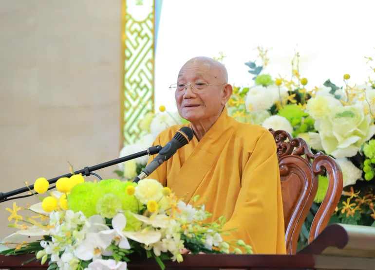 Trưởng lão Hòa thượng Thích Minh Thông chia sẻ chủ đề “Giới luật Phật giáo” - Ảnh: Trung Thắng