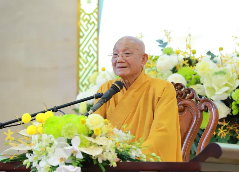 Trưởng lão Hòa thượng Thích Minh Thông chia sẻ chủ đề “Giới luật Phật giáo” - Ảnh: Trung Thắng