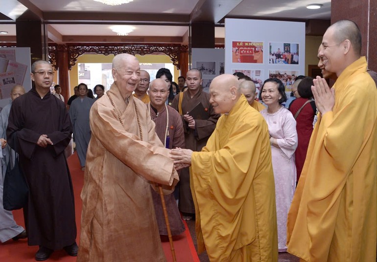 Đức Pháp chủ - Đại lão Hòa thượng Thích Trí Quảng và Trưởng lão Hòa thượng Thích Thiện Nhơn, Phó Pháp chủ Hội đồng Chứng minh, Chủ tịch Hội đồng Trị sự GHPGVN tại Lễ kỷ niệm 50 năm ngày Báo Giác Ngộ ra số đầu tiên - Ảnh: Bảo Toàn/BGN