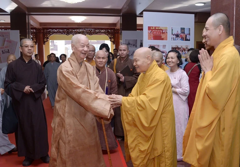 Đức Pháp chủ - Đại lão Hòa thượng Thích Trí Quảng và Trưởng lão Hòa thượng Thích Thiện Nhơn, Phó Pháp chủ Hội đồng Chứng minh, Chủ tịch Hội đồng Trị sự GHPGVN tại Lễ kỷ niệm 50 năm ngày Báo Giác Ngộ ra số đầu tiên - Ảnh: Bảo Toàn/BGN