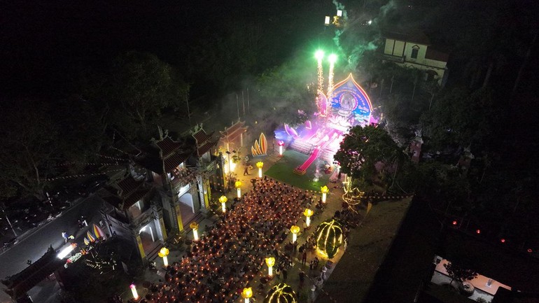 Pháo hoa kính mừng ngày vía Đức Phật A Di Đà tại chùa Pháp Vân (xã Như Quỳnh, tỉnh Hưng Yên) 