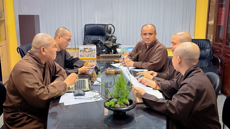 Chư tôn đức Thường trực Ban Thông tin - Truyền thông GHPGVN TP.HCM thảo luận công tác chuẩn bị tổ chức Khóa bồi dưỡng Trí tuệ nhân tạo (AI) và chuyển đổi số - Ảnh: Nguyên Tài/BGN
