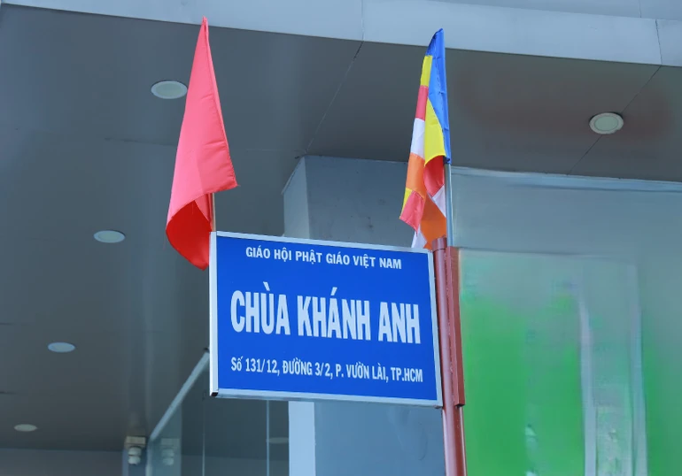 Bảng hiệu chùa Khánh Anh (P.Vườn Lài, TP.HCM) đã được gắn lại tại đầu hẻm 131 đường Ba tháng Hai - Ảnh: Nguyên Tài/BGN