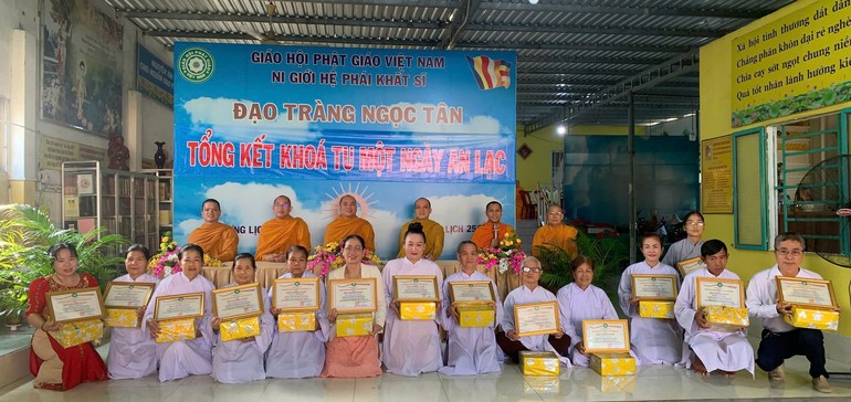 Đạo tràng Ngọc Tân trao tặng Giấy công đức và quà đến các Phật tử tinh tấn tu học trong năm 2025