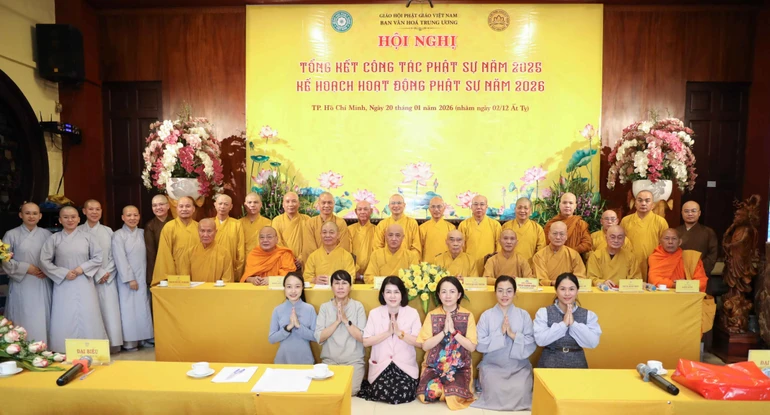 Chư tôn đức, đại biểu chụp ảnh lưu niệm tại Hội nghị tổng kết Phật sự năm 2025 của Ban Văn hóa T.Ư - Ảnh: Nguyên Tài/BGN