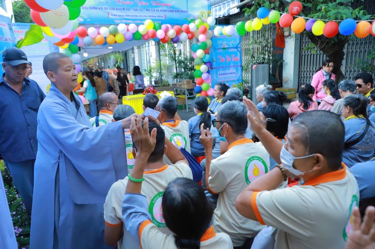 Ni sư Thích nữ Quảng Nhật, trụ trì chùa Lam Viên (P.Bình Hưng Hòa, TP.HCM) tặng quà đến Hội người mù