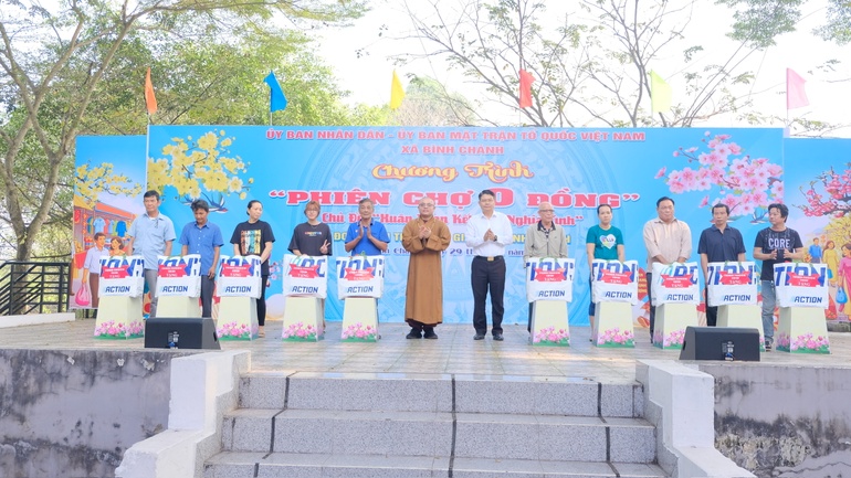 Tặng quà Tết Bính Ngọ 2026 đến bà con có hoàn cảnh khó khăn trên địa bàn xã Bình Chánh (TP.HCM)