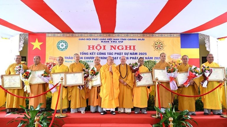 Ban Trị sự GHPGVN tỉnh Quảng Ngãi trao Giáo chỉ tấn phong giáo phẩm đến chư tôn đức